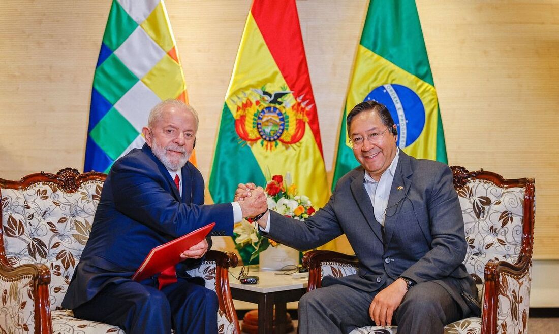 Presidente Lula cumprimenta o presidente boliviano, Luís Arce