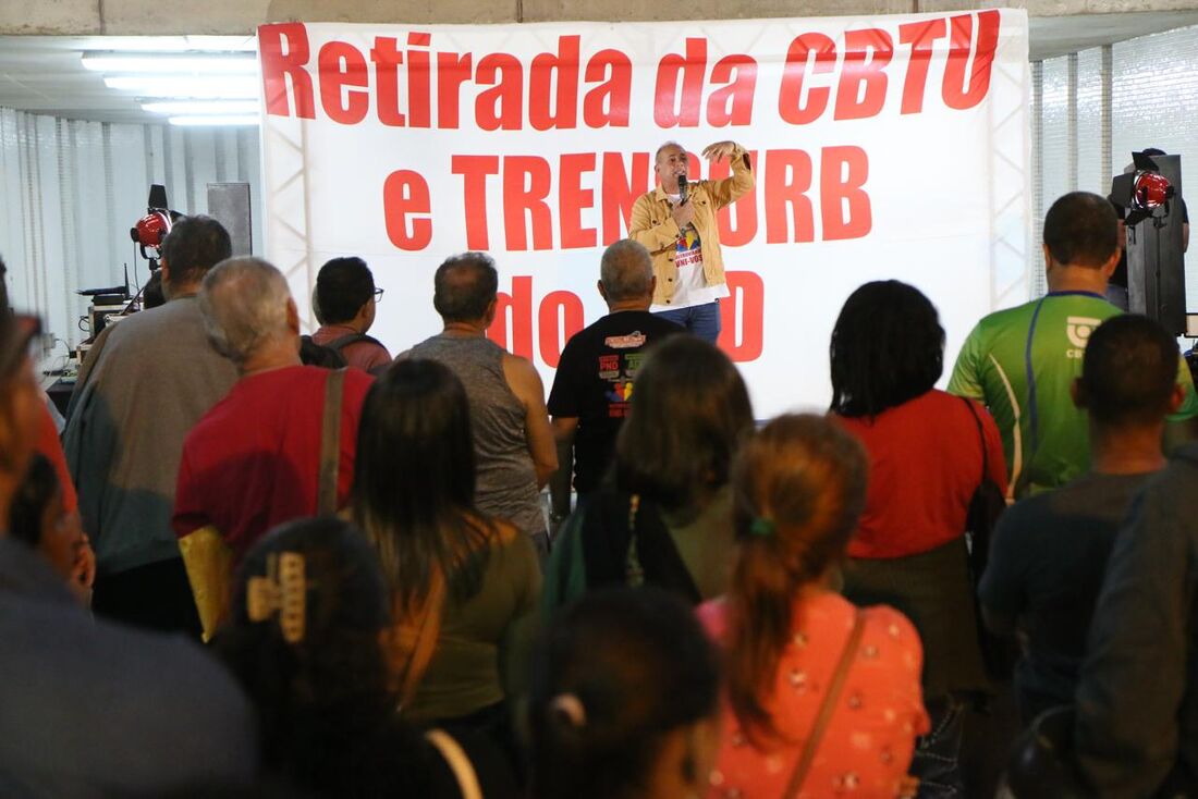 Metrô do Recife: funcionários realizaram assembleia nesta terça-feira (9) para tomar a decisão