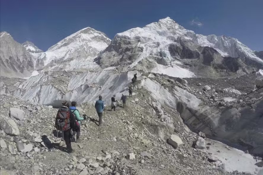 Escaladores iniciam trajeto até o topo do Everest 