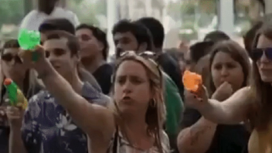 Manifestantes contra turismo usam pistolas para atirar água em turistas na Espanha 