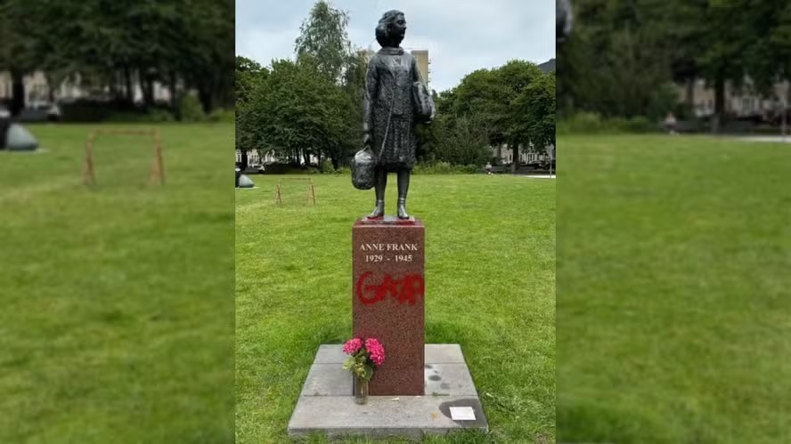 A estátua da menina, uma adolescente alemã de origem judaica que foi morta vítima do Holocausto, foi erguida num parque perto de onde ela e sua família viviam