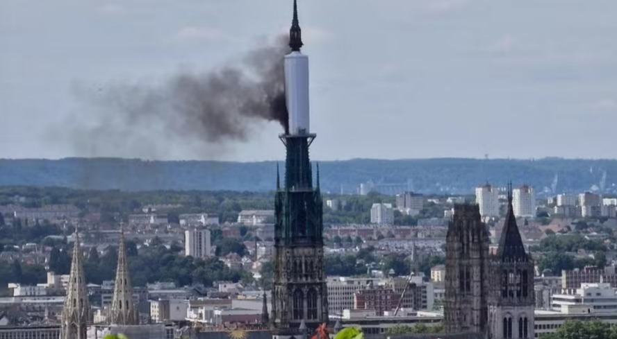 A causa do incêndio, até o momento, é desconhecida.