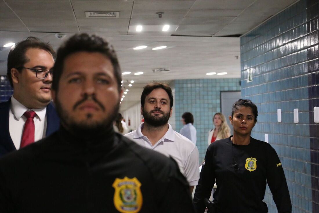 Caso Rodrigo Carvalheira, na foto, o réu de camisa branca, sendo encaminhado