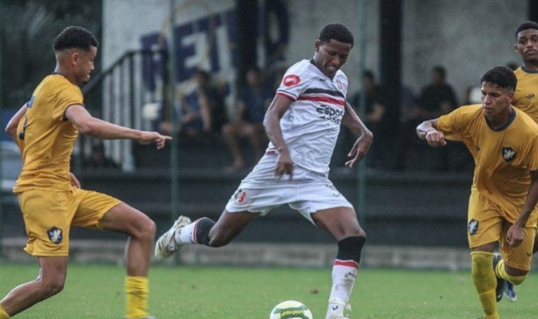 Lance de jogo entre Retrô x Santa Cruz, no Campeonato Pernambucano Sub-20