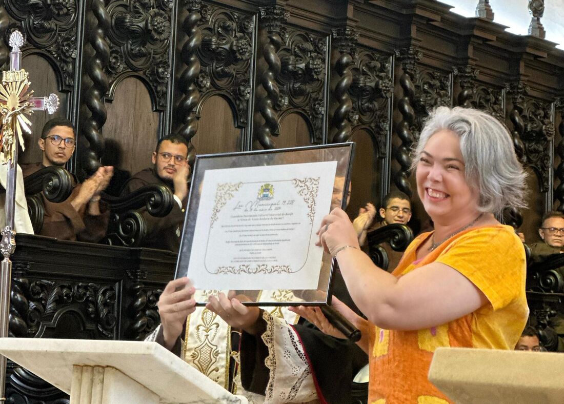 Liana Cirne entrega Lei que torna Festa de Nossa Senhora do Carmo Patrimônio Cultural Imaterial do Recife