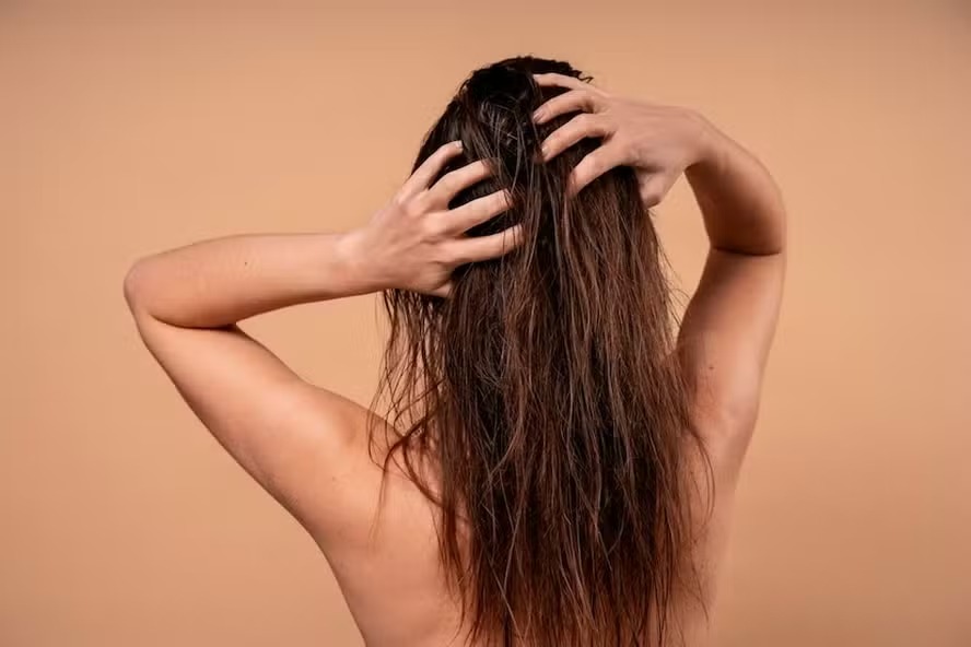 O cabelo molhado ao dormir pode ter efeitos negativos