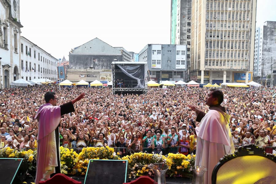 Fiéis lotaram o Pátio do Carmo para celebrar a santa