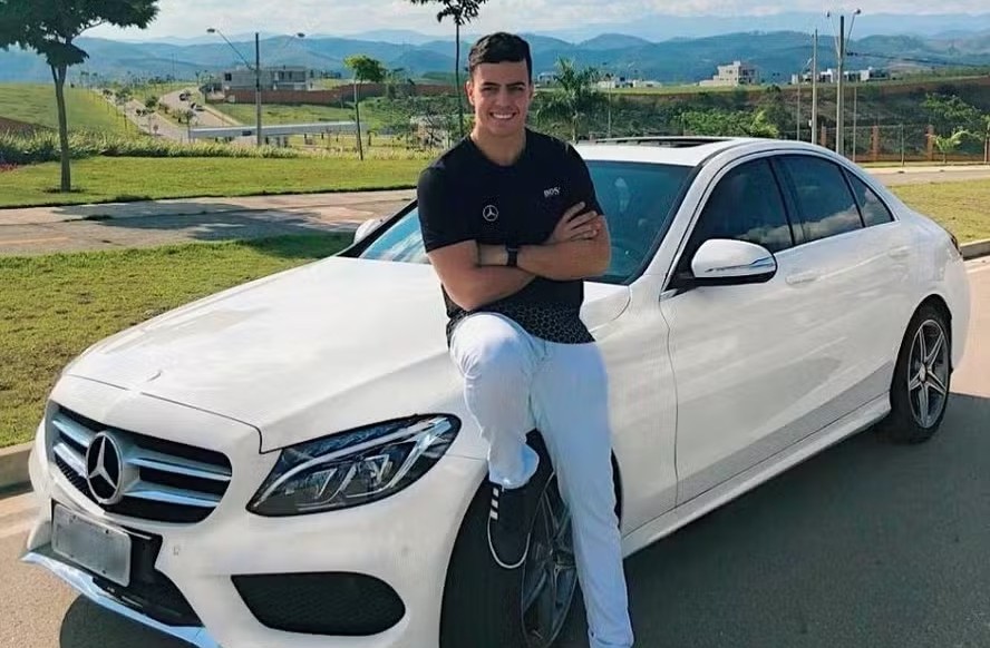 Vitor Vieira Belarmino é considerado foragido da Justiça; no carro do rapaz, uma BMW, a polícia encontrou machas de vinho e taças quebradas 