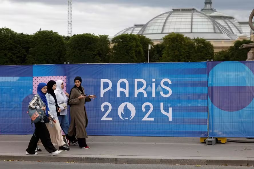 Tapume colocado pelos organizadores dos Jogos Olímpicos de Paris impedem circulação de pessoas em diversas regiões de Paris 