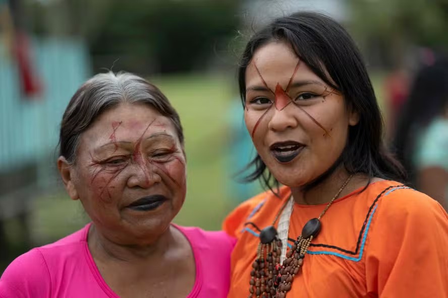 Indígenas com pinturas tradicionais participam do segundo encontro binacional da comunidade Siekopai Nation na região amazônica em Lagartococha, Peru 