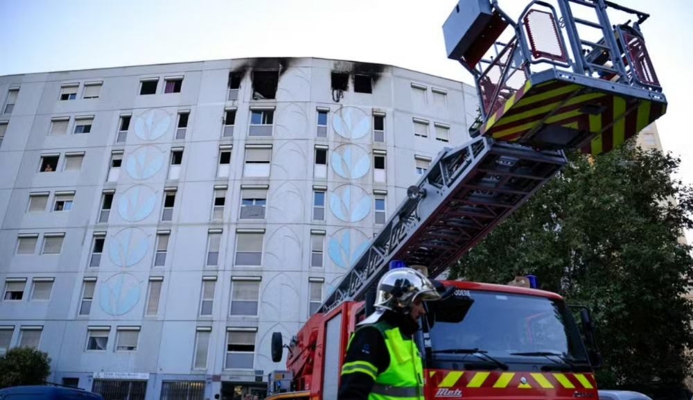 Os bombeiros receberam um chamado às 02h28 (00h28 GMT) e conseguiram resgatar várias pessoas no apartamento.