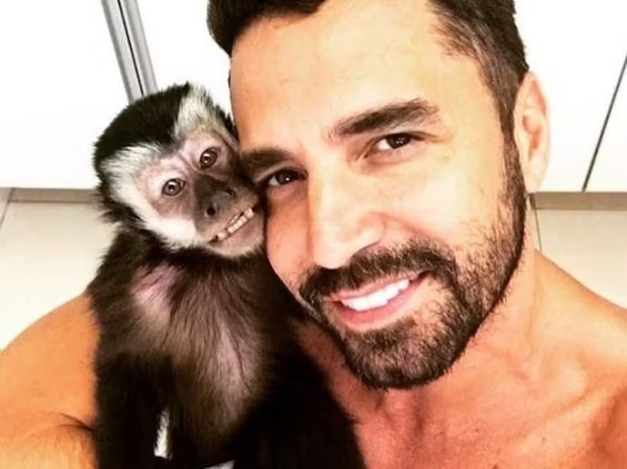 O cantor Latino sempre é lembrado por ter um macaco de estimação 