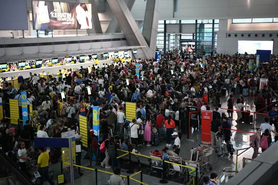 Passageiros lotam saguão de aeroporto internacional de Manila após 'apagão global' 