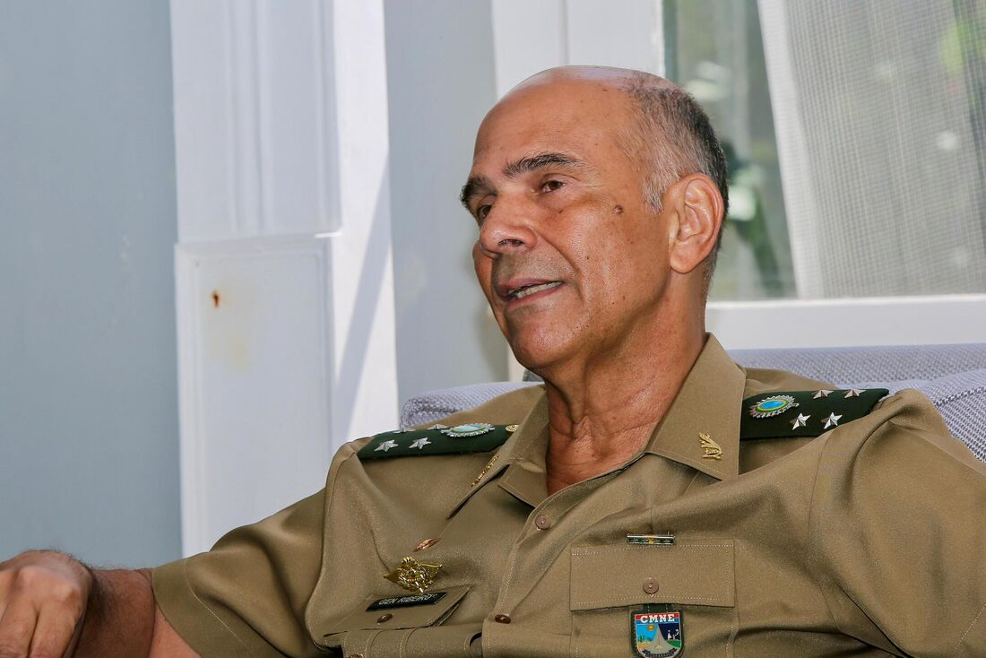 Comandante do CMNE Maurílio Miranda Netto Ribeiro visita sede da Folha de Pernambuco