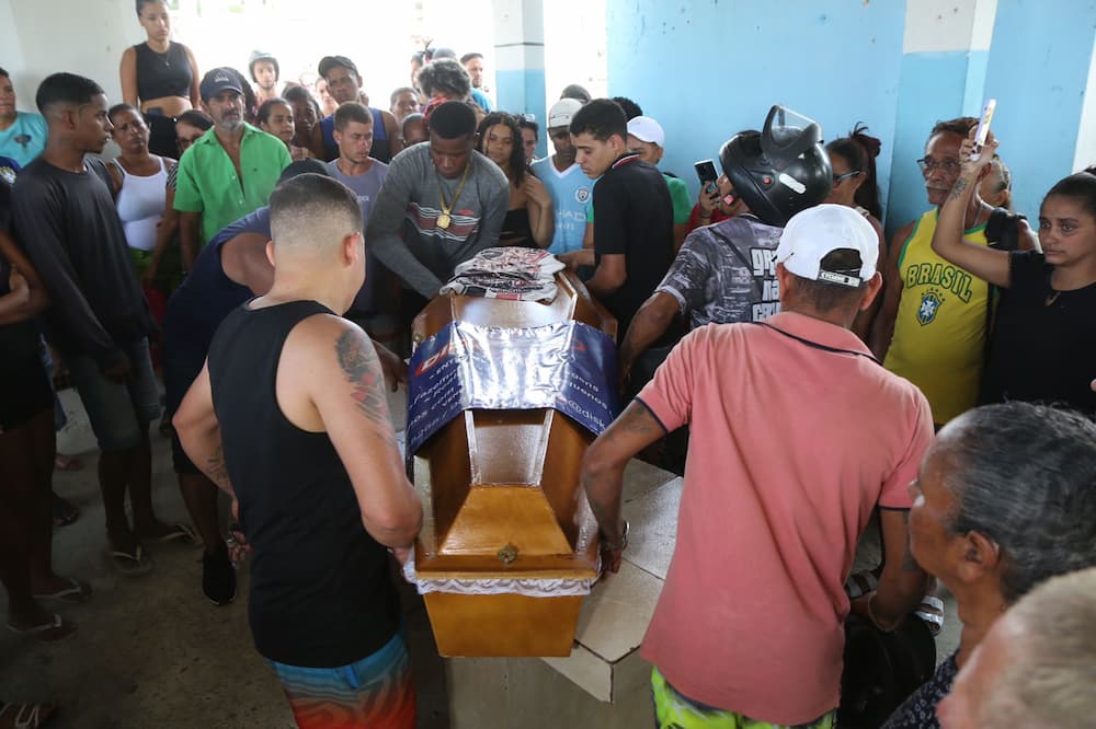 Sepultamento das vítimas de acidente de carro no Pina foi marcado por muita emoção e sofrimento 