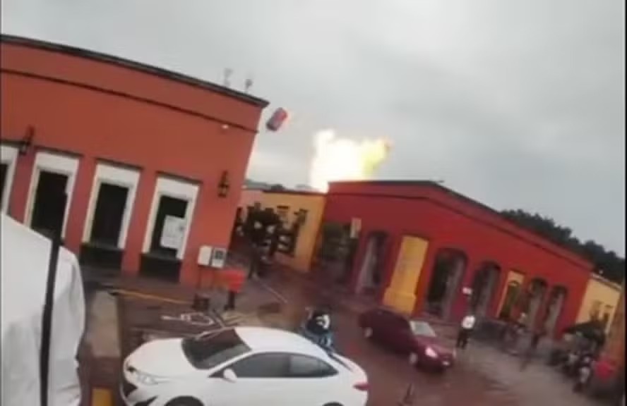 Momento da explosão em fábrica de tequila no México 