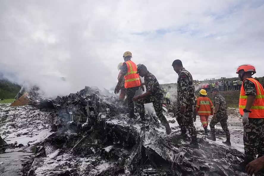 Avião cai no Nepal e ao menos 18 pessoas morrem 