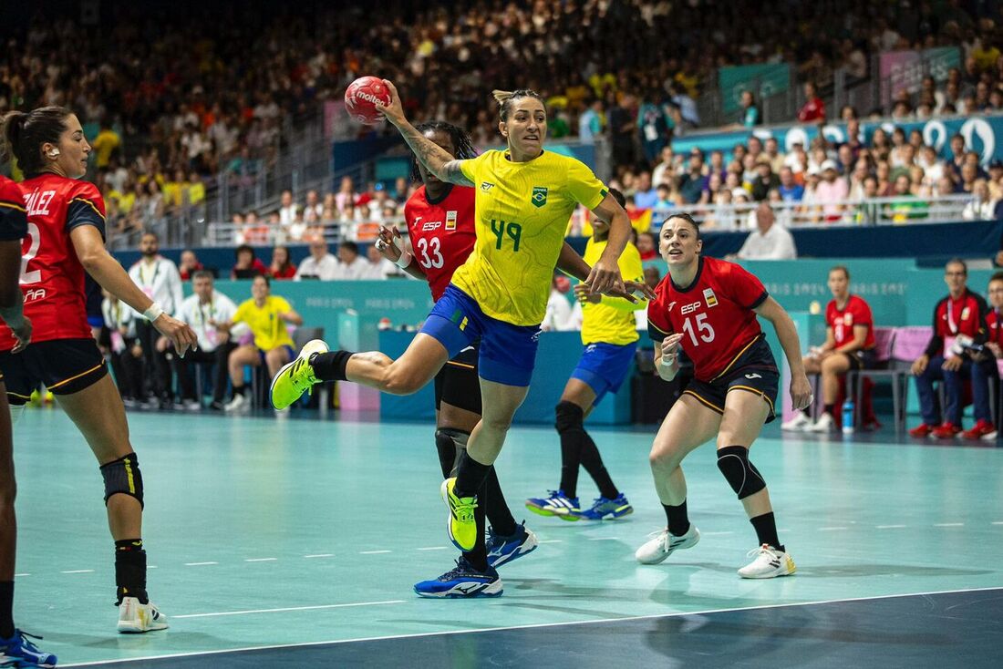 Brasil vence Espanha na estreia do handebol feminino em Paris