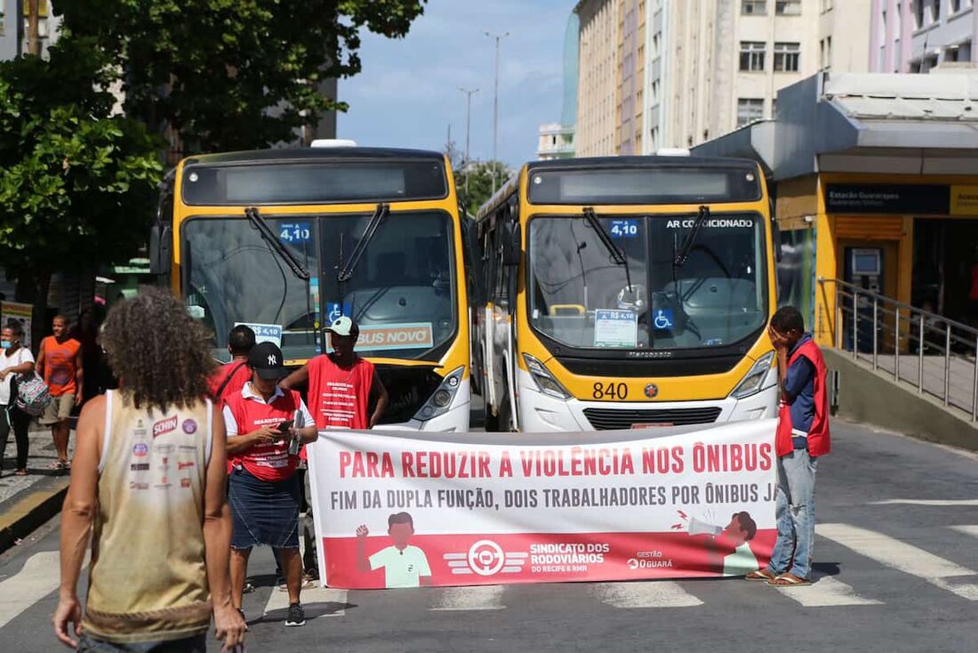 Os rodoviários fecharam ruas do Centro do Recife no final da manhã desta sexta-feira (26)