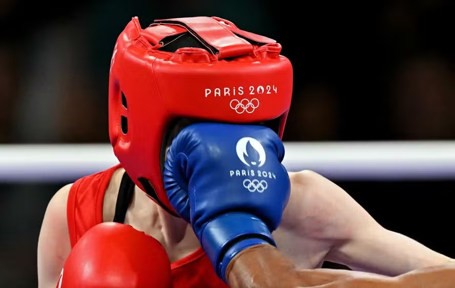 Yesugen Oyuntsetseg, da Mongólia, leva um soco da colombiana Ingrit Lorena Valencia Victoria na luta preliminar feminina de boxe 