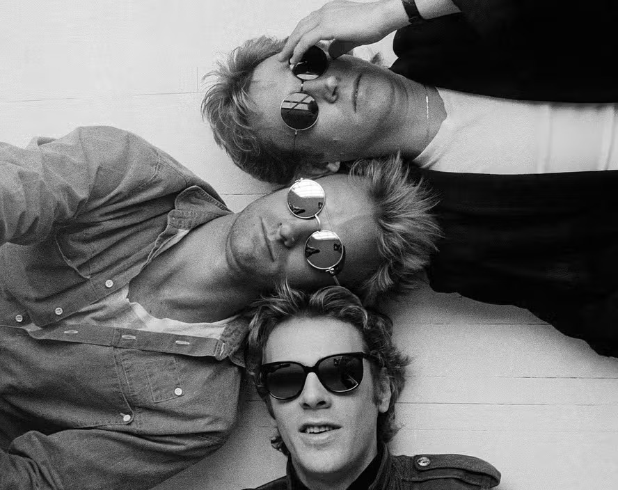 O grupo inglês The Police, em 1983, na época do lançamento do álbum 'Sincronicity' (no alto, o guitarrista Andy Summers) 