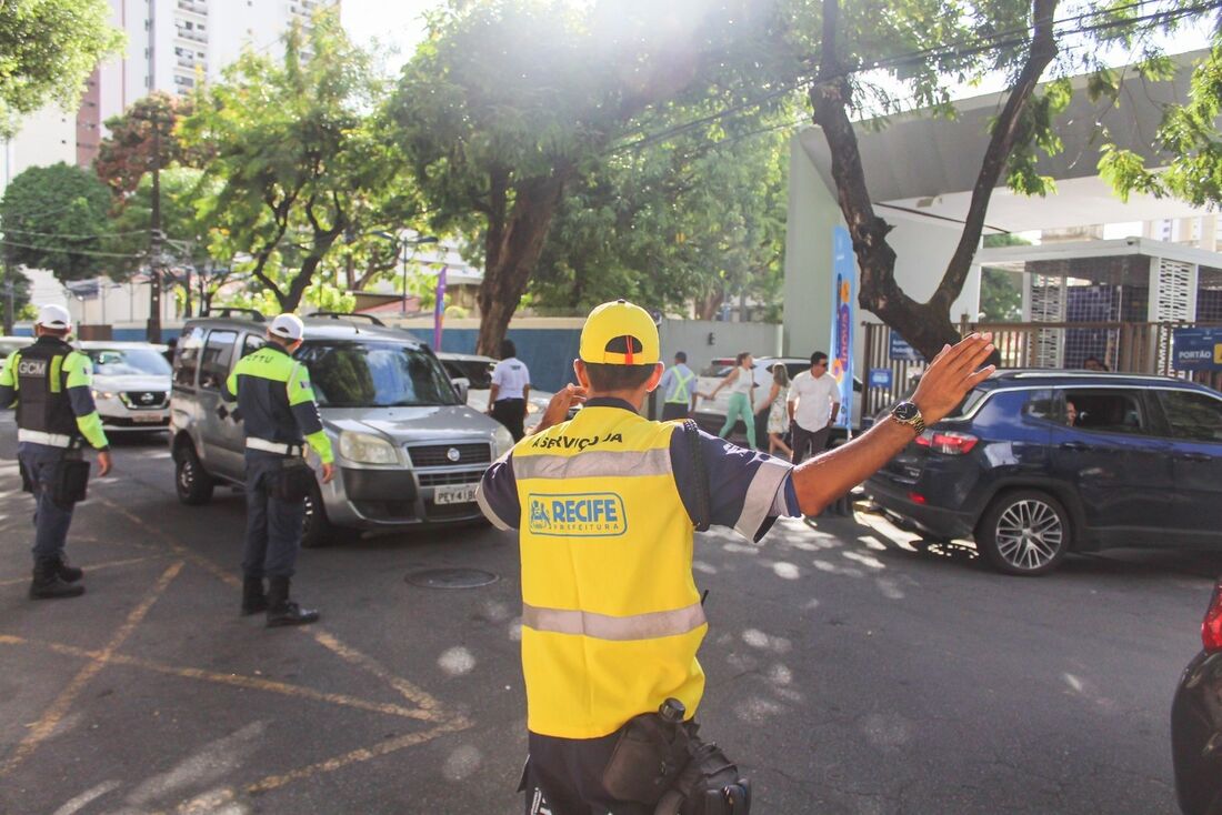 Volta às aulas provocará aumento de 25% no fluxo de veículos nas principais vias do Recife