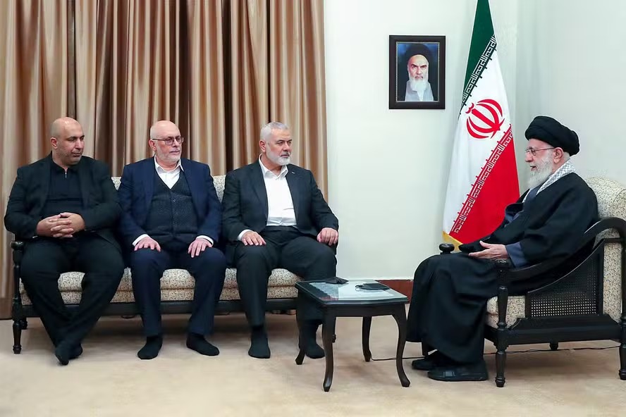 Aiatolá do Irã, Ali Khamenei, recebe o líder do Hamas, Ismail Haniyeh, em Teerã 