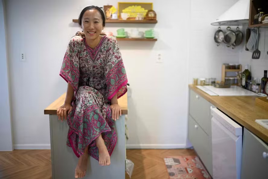 Seen Aromi, uma YouTuber sul-coreana, sentada em uma bancada na cozinha de sua casa na província de Gyeonggi-do 