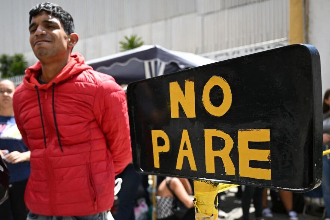 Parentes de pessoas presas durante os últimos protestos pós-eleitorais aguardam notícias do lado de fora do Centro de Detenção da Polícia Nacional Bolivariana (PNB)