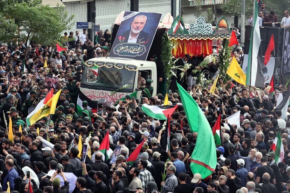  Iranianos participam de um cortejo fúnebre para o falecido líder do Hamas Ismail Haniyeh, em Teerã,