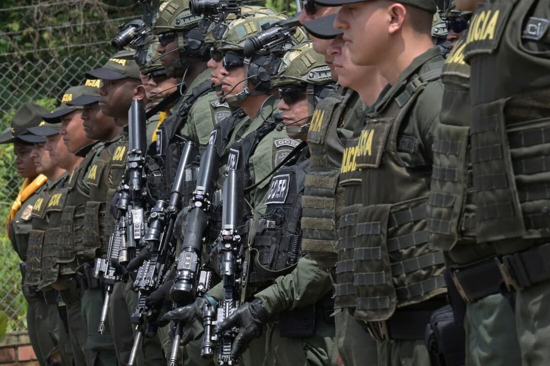  Policiais colombianos participam de uma cerimônia com autoridades locais no Parque Nacional Natural Farallones de Cali, nos arredores de Cali durante operações de segurança antes da próxima Cúpula da COP16