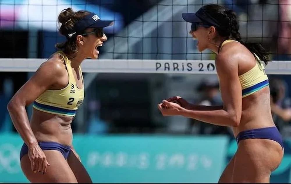 Carol Solberg e Bárbara Seixas nos Jogos Olímpicos; as brasileiras avançaram às oitavas de final com 100% de aproveitamento 