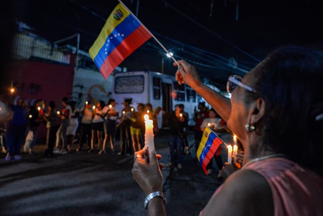 Pessoas se reúnem durante uma vigília antes de uma manifestação nacional convocada pela oposição para denunciar a reeleição do presidente Nicolás Maduro como fraudulenta