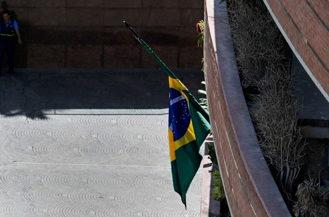 Bandeira brasileira na embaixada da Argentina em Caracas 