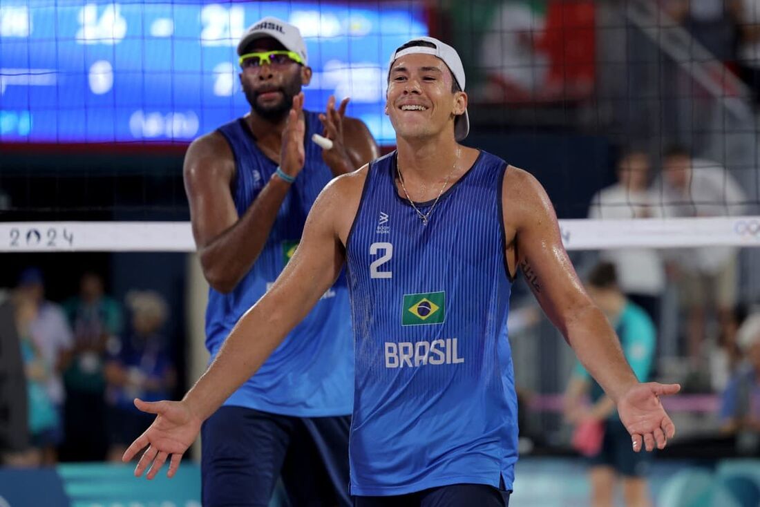 Evandro e Arthur comemoram a vitória na partida de vôlei de praia contra os holandeses nas Olimpíadas de Paris