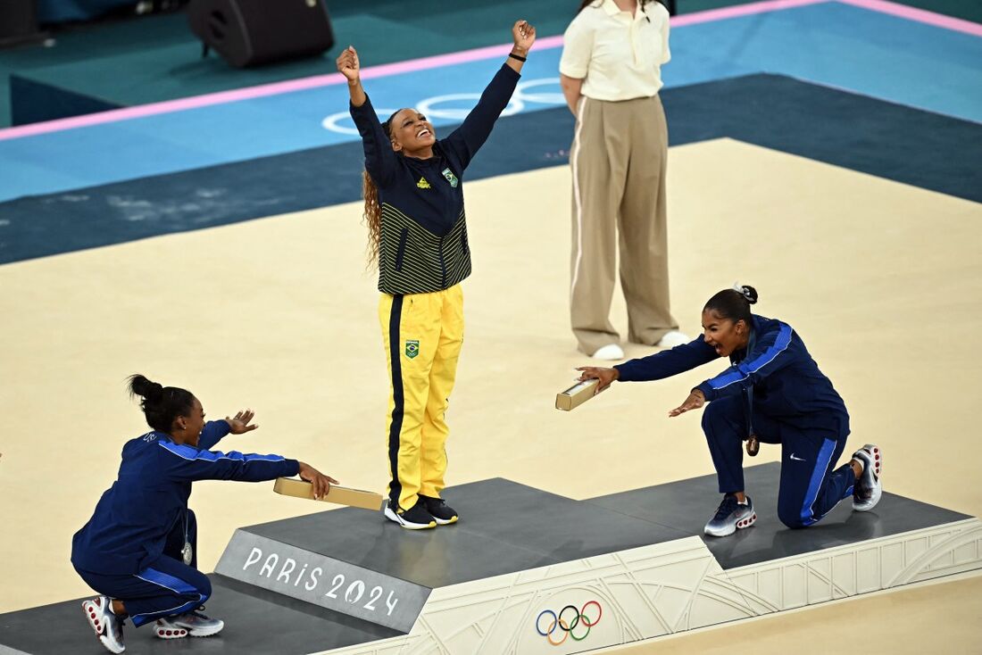 Simone Biles e Jordan Chiles reverenciam Rebeca Andrade após a conquista do ouro nas Olimpíadas