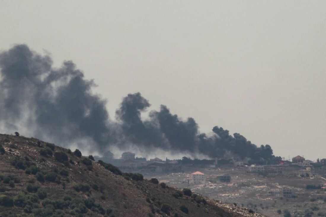 Fumaça sai do local de um ataque israelense na vila de Taybeh, no sul do Líbano, em meio a confrontos transfronteiriços entre tropas israelenses e combatentes do Hezbollah do Líbano