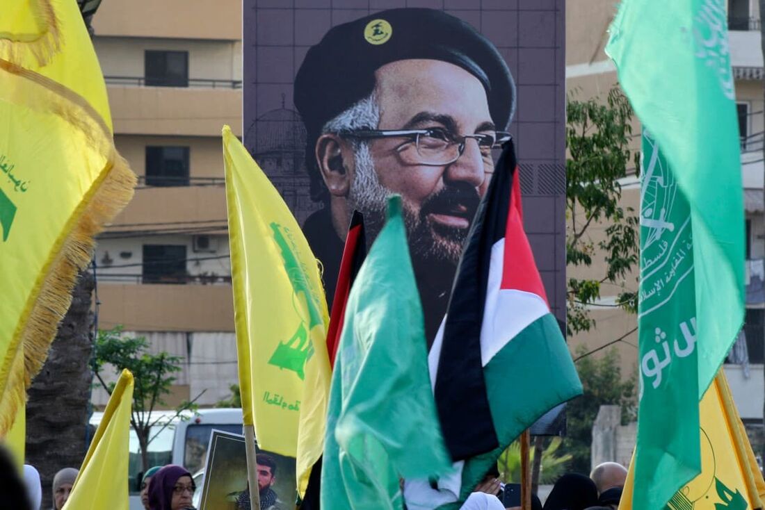 Um retrato do comandante militar do Hezbollah morto, Fuad Shukr, é exibido durante uma manifestação denunciando seu assassinato