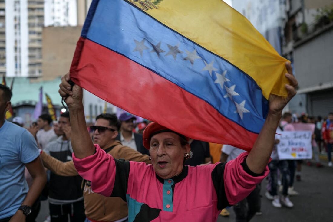 Apoiadores do presidente venezuelano Nicolás Maduro participam de uma marcha em apoio aos resultados eleitorais das últimas eleições presidenciais em Caracas em 5 de agosto