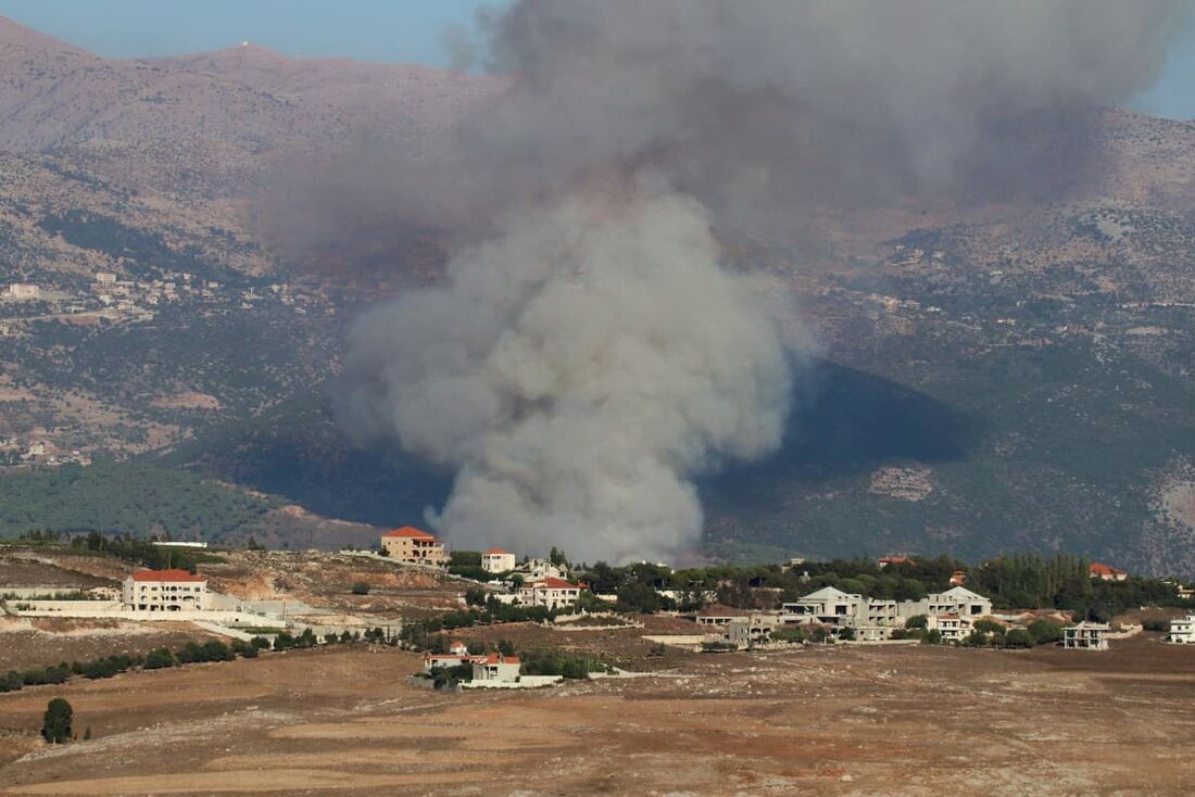 Fumaça sai do local de um ataque aéreo israelense que teve como alvo os arredores da vila de Kfar Hamam, no sul do Líbano