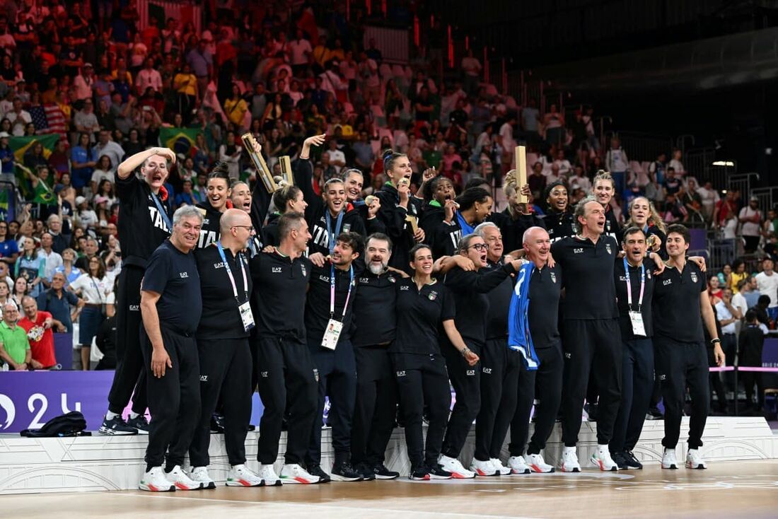 Itália fecha Olimpíadas de Paris com ouro vôlei feminino 