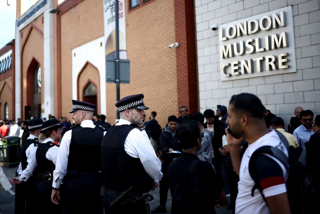 Policiais montam guarda do lado de fora da Mesquita de East London após as orações de sexta-feira em Tower Hamlets, em Londres