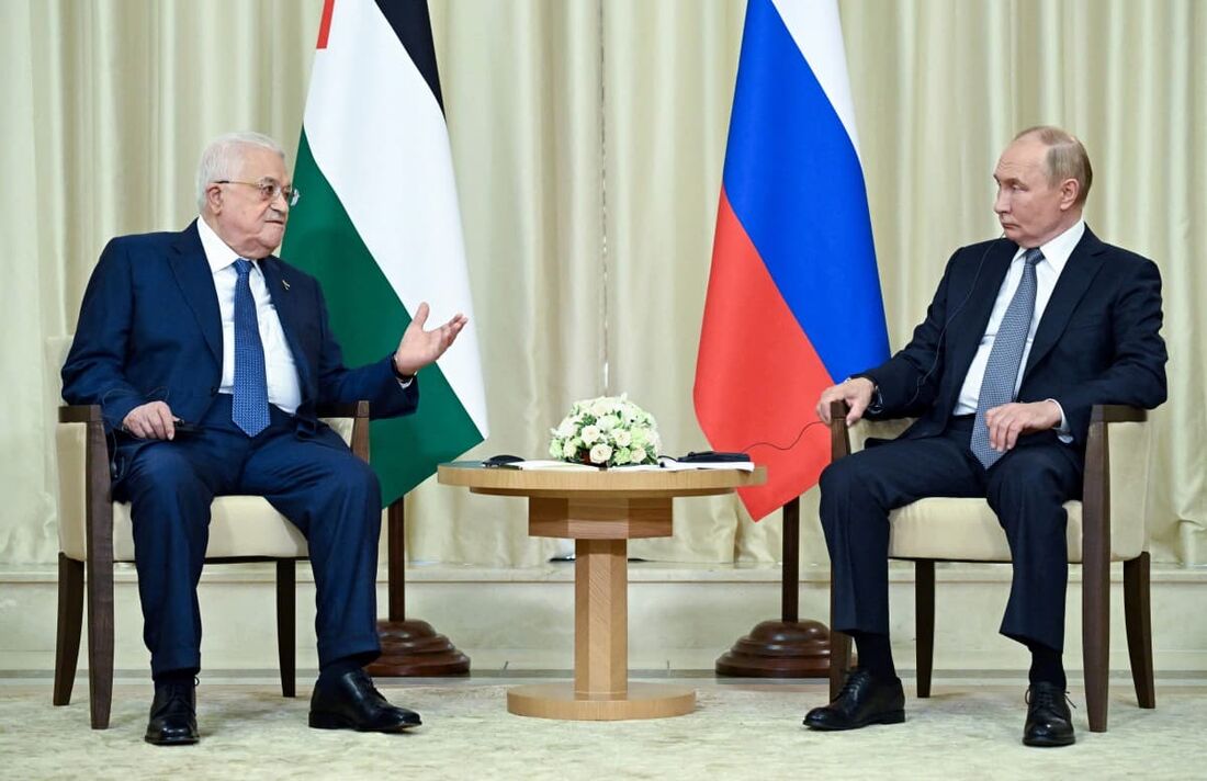 O presidente russo Vladimir Putin (D) se encontra com o presidente da Autoridade Palestina, Mahmud Abbas