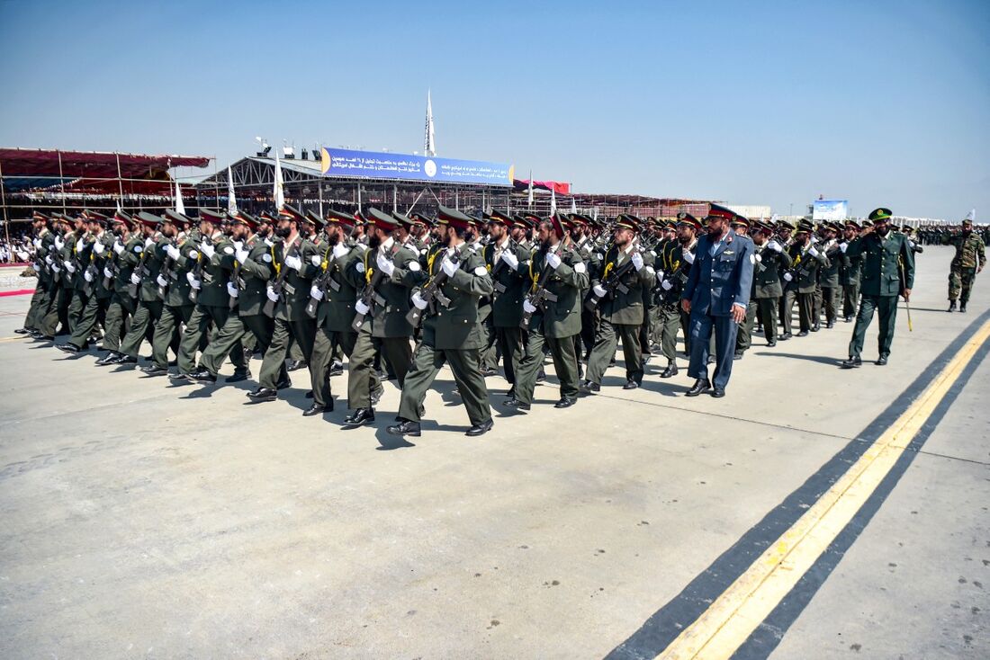 Desfile militar marca três anos da retomada do poder do talibã