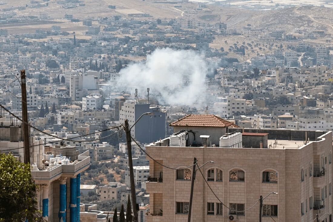 Fumaça sobe durante um ataque do exército israelense na cidade de Tubas, na Cisjordânia ocupada