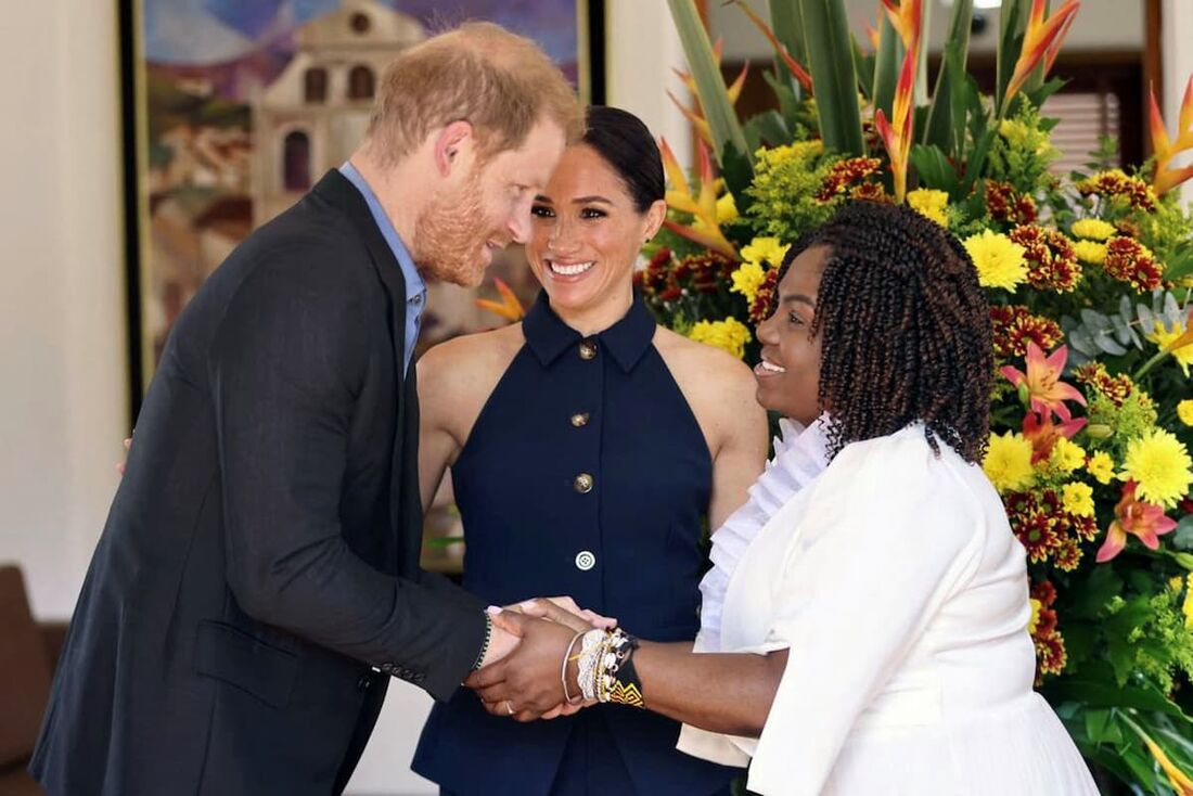 O príncipe britânico Harry (E), duque de Sussex, ao lado de sua esposa Meghan (C) apertando a mão da vice-presidente colombiana Francia Marquez, em Bogotá