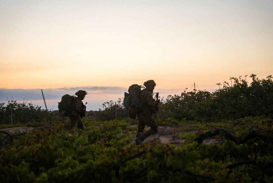 Tropas israelenses operando em terra na Faixa de Gaza em meio ao conflito contínuo entre Israel e o Hamas