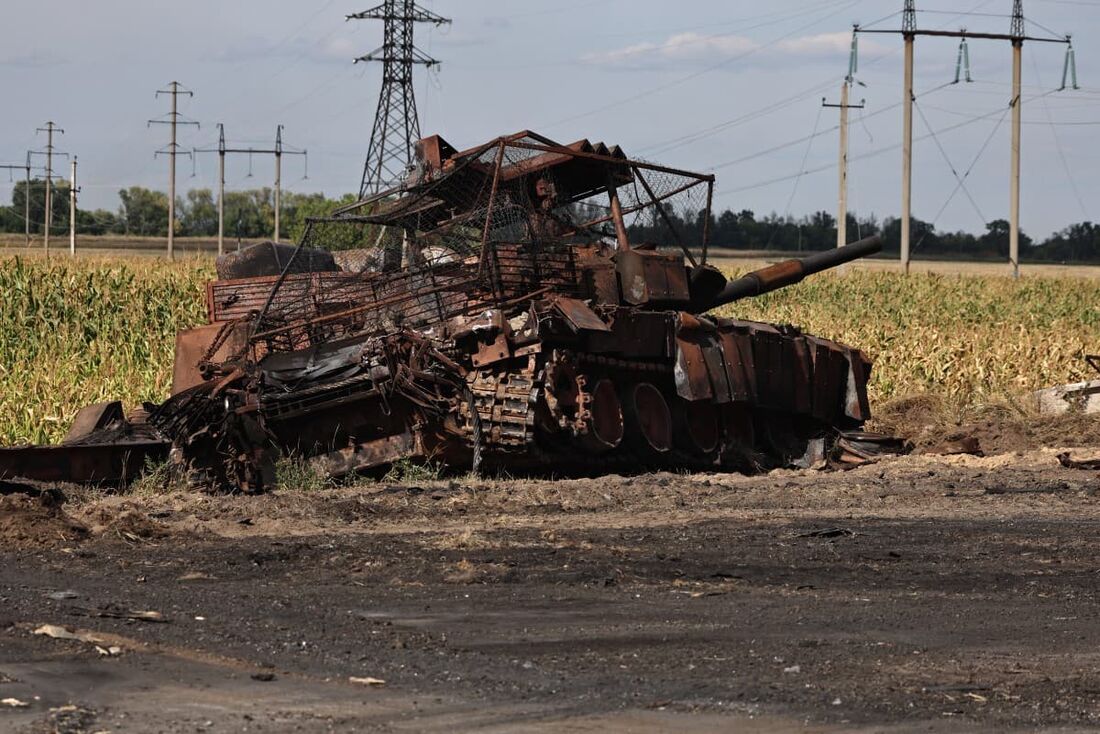 Um tanque russo destruído do lado de fora da cidade russa de Sudzha, controlada pela Ucrânia, na região de Kursk, em meio à invasão russa na Ucrânia