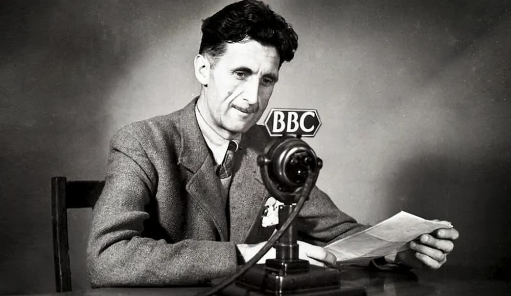 George Orwell com um microfone da BBC, em 1943: "A leitura é um dos entretenimentos mais baratos", escreveu 