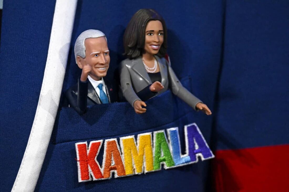 Broche com desenho de Biden e Kamala em convenção